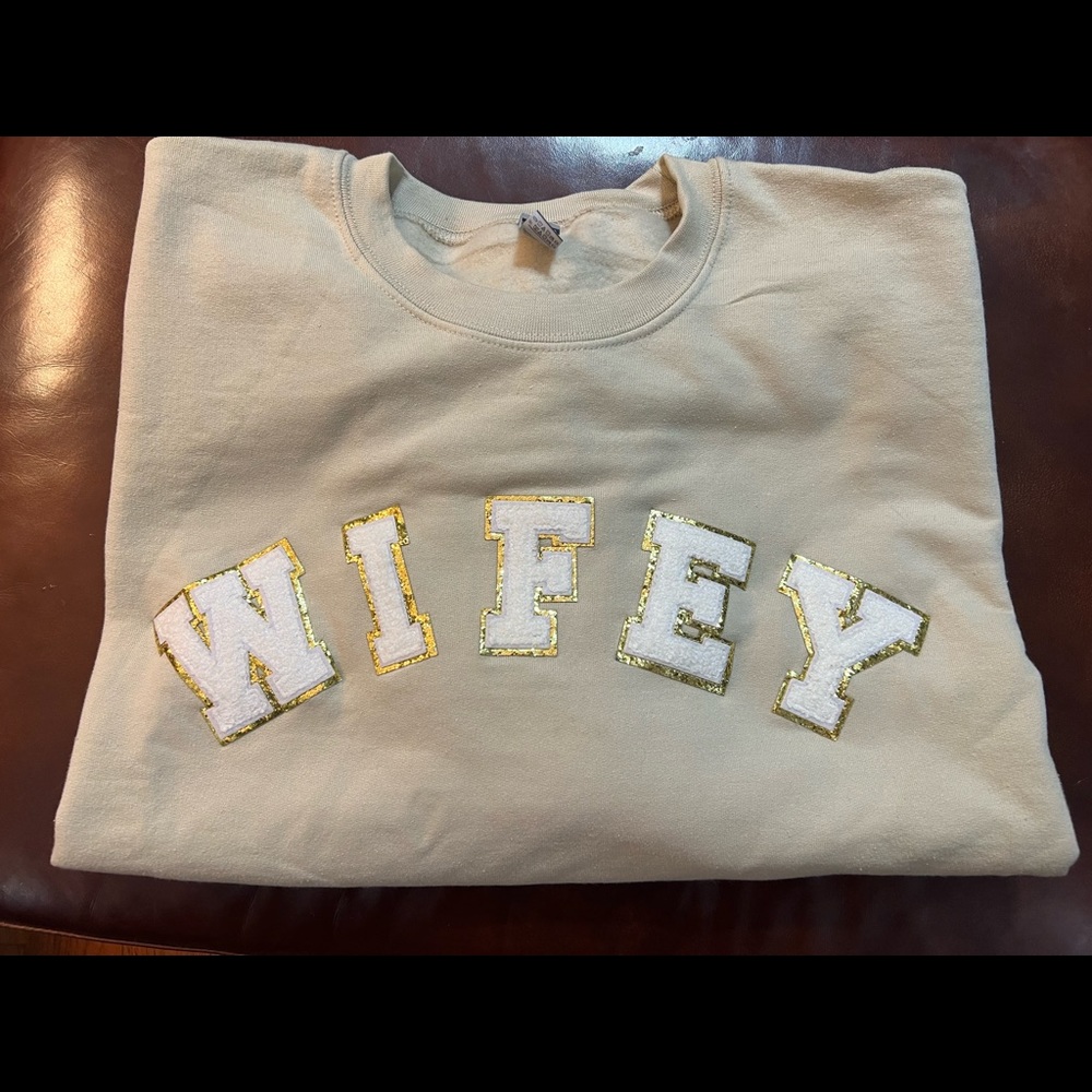 Wifey sweatshirt. Gildan size 2xl color is sand. I only wore once.